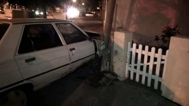 Chocó contra un poste, iba borracho