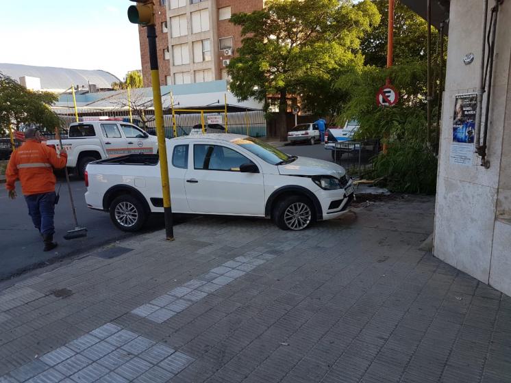 Chocó 3 árboles, un cartel, dejó la camioneta y se fue en remis