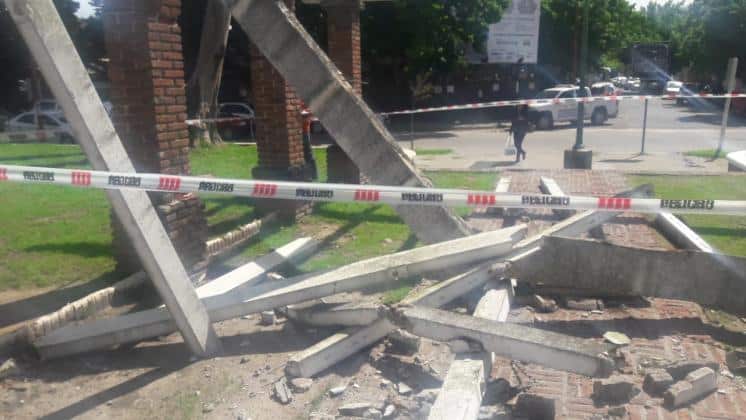 Se vino abajo una pérgola en la Plaza Pellegrini