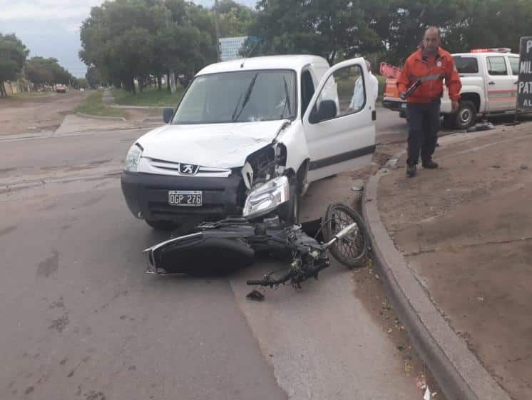 Choque entre auto y camioneta en Noroeste