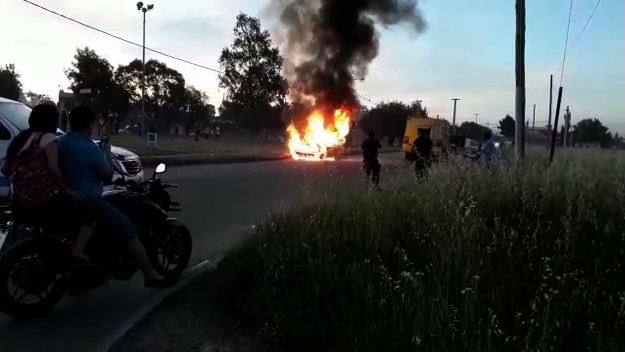 Impactante: así se incendió un auto en Saavedra y La Pinta