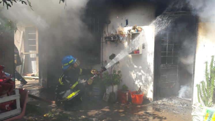 Un incendio destruyó una casa en el Barrio San Roque