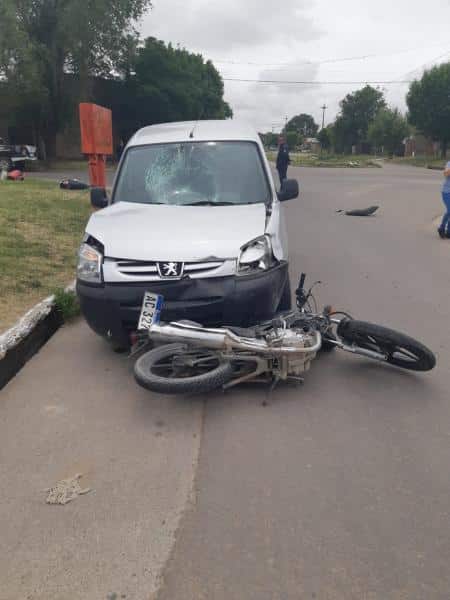 Chocó contra una camioneta y está muy grave