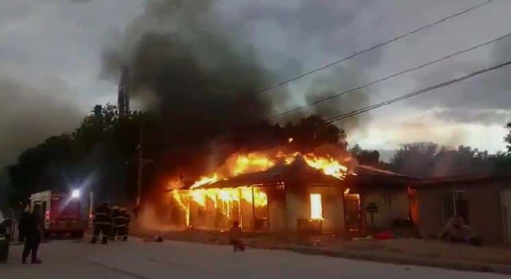 Se prendió fuego su casa y quedaron sin nada