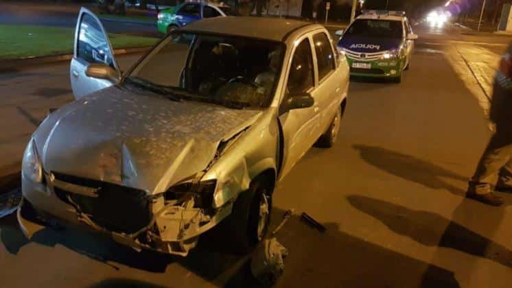 Chocó un auto estacionado, huyó y terminó contra el cordón