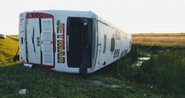 Volcó un colectivo que salió de Bahía Blanca rumbo a La Plata