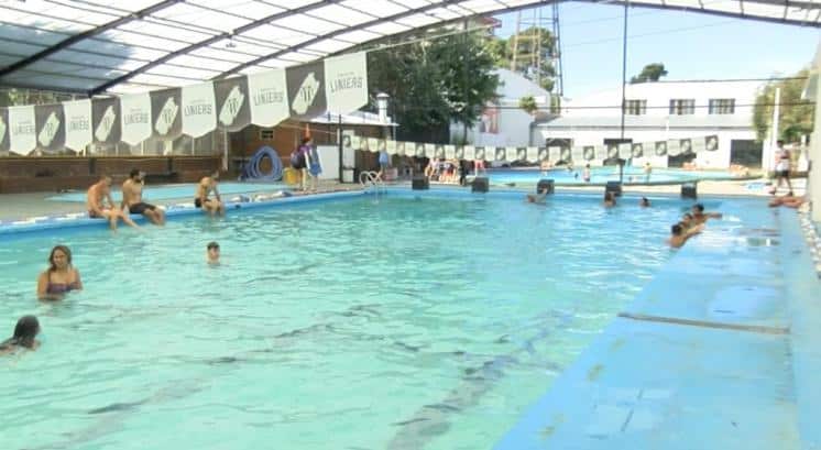 Mucho calor y la opción, refrescarse en la pileta