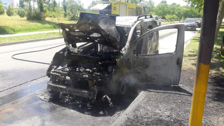 Se le prendió fuego la camioneta mientras manejaba