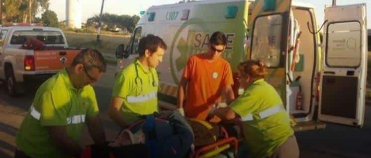 Chocó contra un taxi y terminó herida