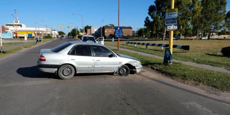 Iba borracho y chocó contra un semáforo