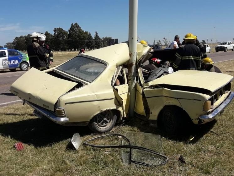 Tres heridos graves tras un choque contra una columna en la Ruta 76