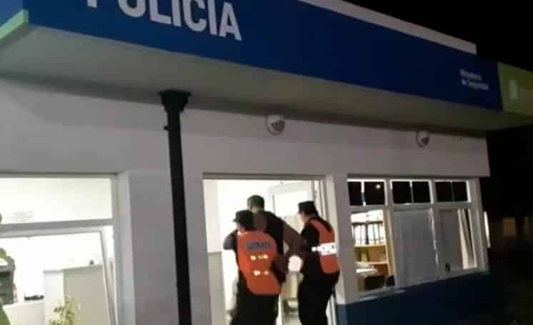 Un ladrón con antecedentes fue arrestado por tener droga y armas