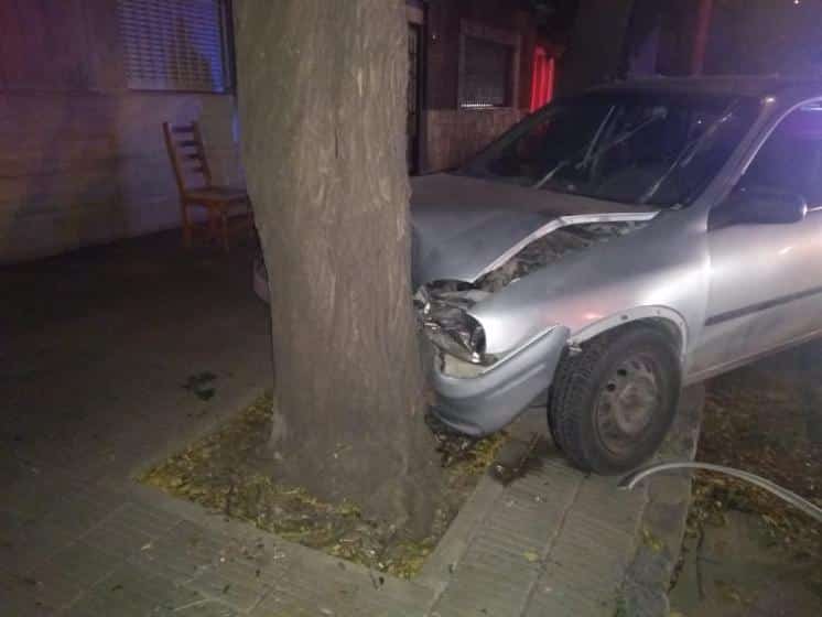 Una mujer y sus dos hijos heridos tras chocar contra un árbol