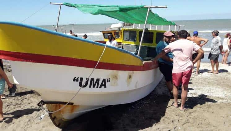 Buscan a un pescador artesanal que naufragó con su hijo en Monte Hermoso