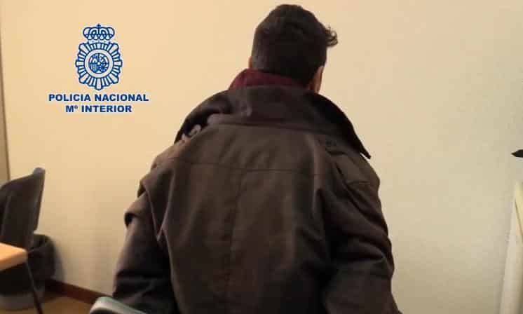 Descuartizó a su madre y guardó los restos en tuppers para comerlos