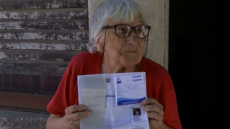 Tiene 84 años, problemas de salud y está sin agua desde hace 28 días