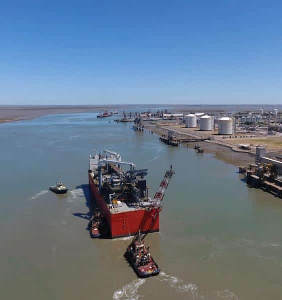 Así llegaba la barcaza al puerto de Ingeniero White