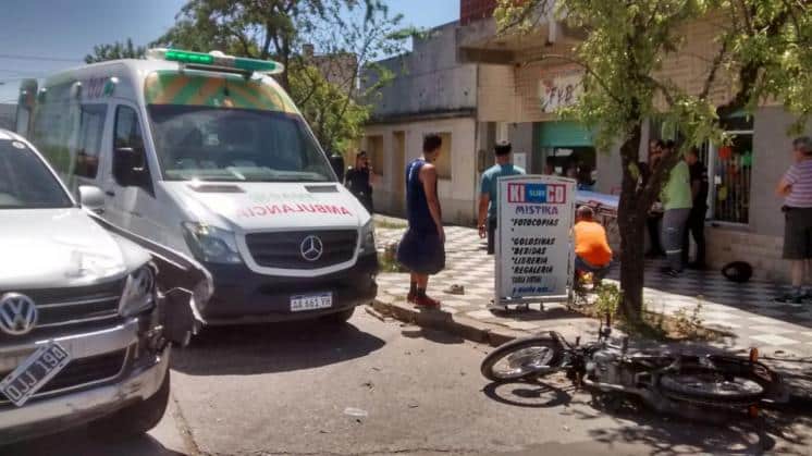 Accidente entre una camioneta y una moto