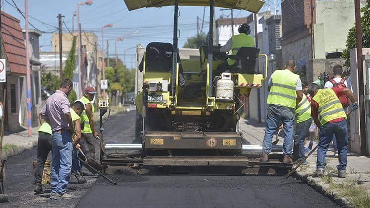 Trabajos de repavimentación con personal y equipos del Municipio