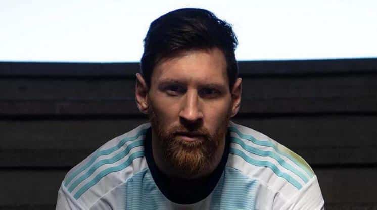 Messi presentó la nueva camiseta de la selección para la Copa América