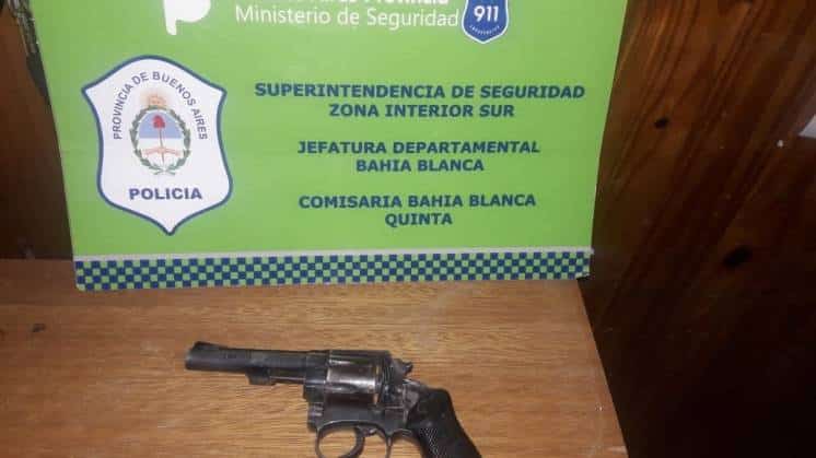 Menor con antecedentes detenido disparando y luego huyendo de la policía