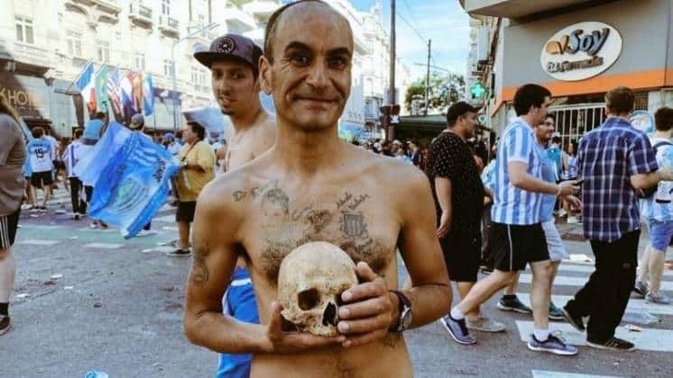 Fan de Racing se lleva la calavera de su abuelo a la celebración del torneo