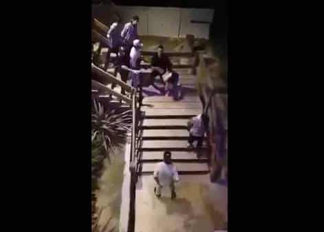 Video I Un patovica tiró a una chica por una escalera de un boliche