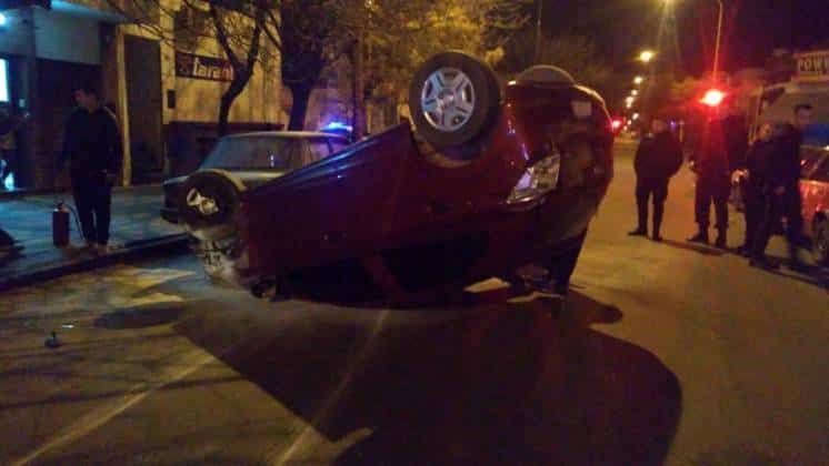 Chocó tres autos estacionados y volcó