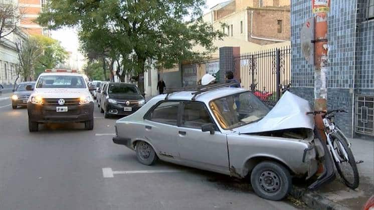 Un auto chocó contra una columna