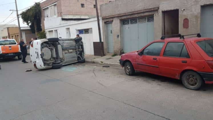 Borracho, chocó un auto estacionado y volcó