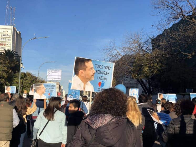 En Bahía marcharon defendiendo a un ginecólogo