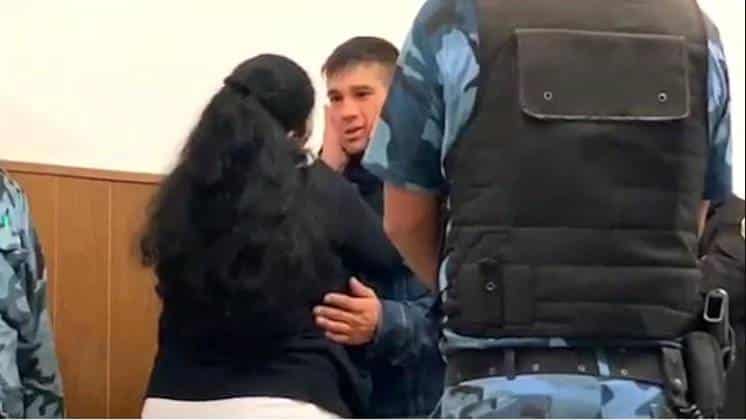 Una mujer abrazó y perdonó al asesino de su hijo en pleno juicio