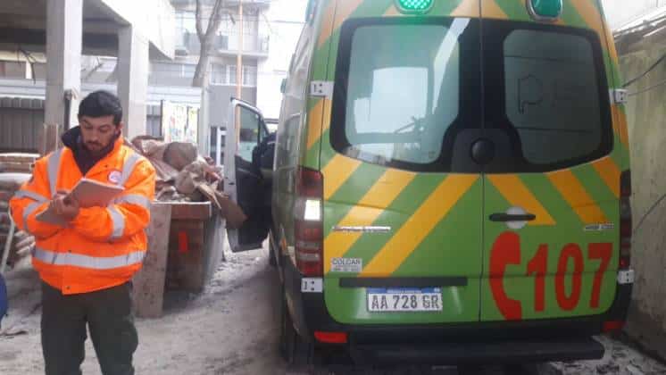 Un obrero sufrió heridas tras caer de la escalera en una construcción