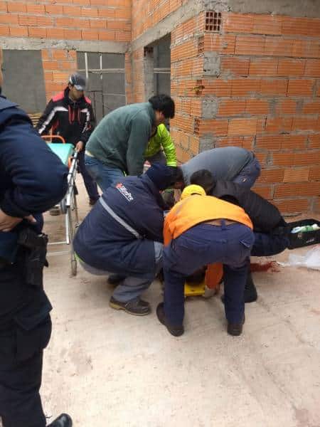 Un obrero de la construcción cayó al vacío y sufrió golpes en la cabeza