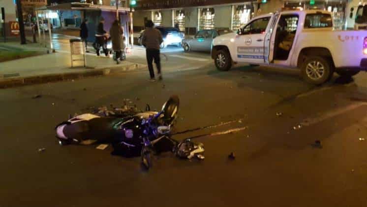 Fuerte accidente entre un auto y una moto