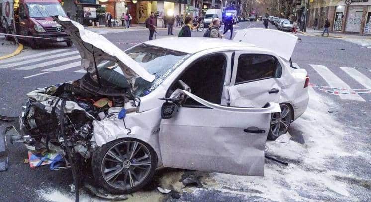 Un policía alcoholizado cruzó un semáforo en rojo y provocó un choque