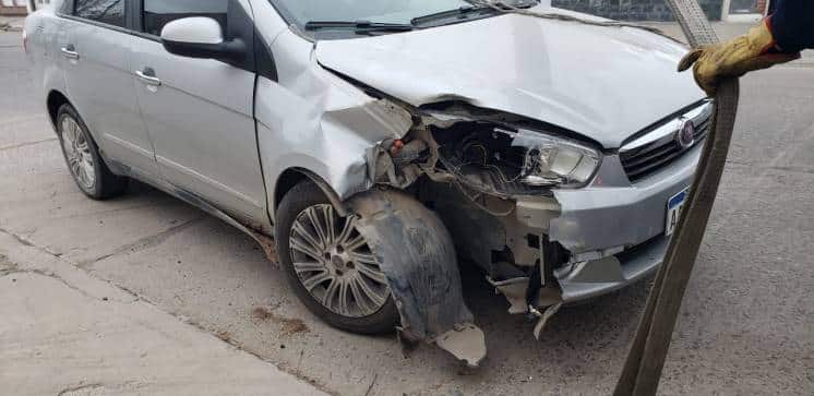 Alcohol al volante: un hombre chocó su auto contra un árbol