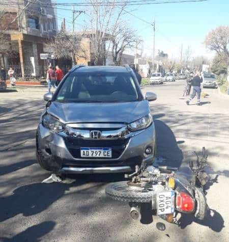 Dos motociclistas heridos tras chocar contra una camioneta