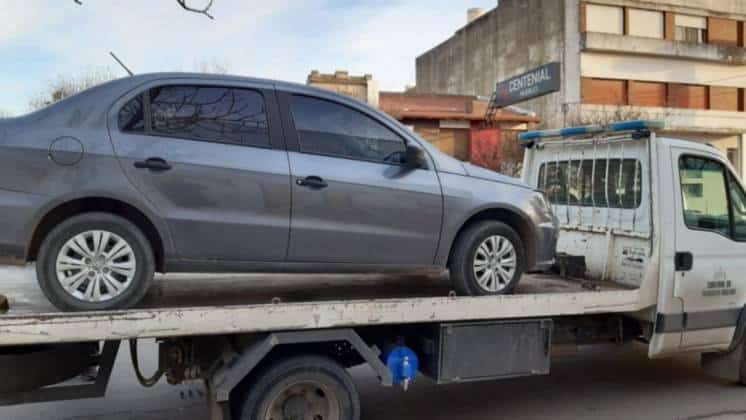 Iba borracho, se quedó dormido y el auto quedó en medio de una avenida