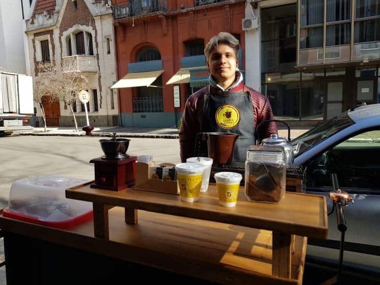 Tuvo que dejar la escuela y se puso a vender café en la