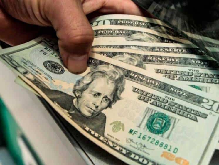 En el debut de los controles cambiarios, el dólar bajó más de tres pesos