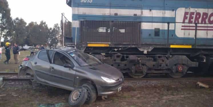 Chocó contra un tren y resultó ileso