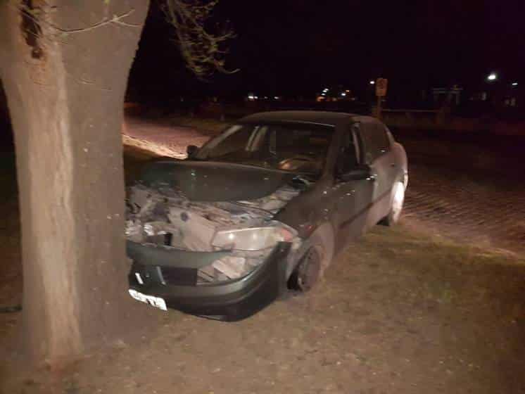 Iba alcoholizado y chocó contra un árbol