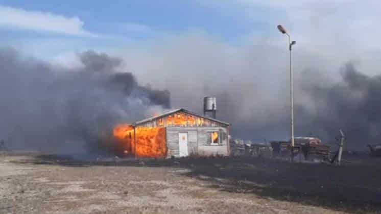 Incendio fuera de control en los talleres del Dique Paso de las Piedras