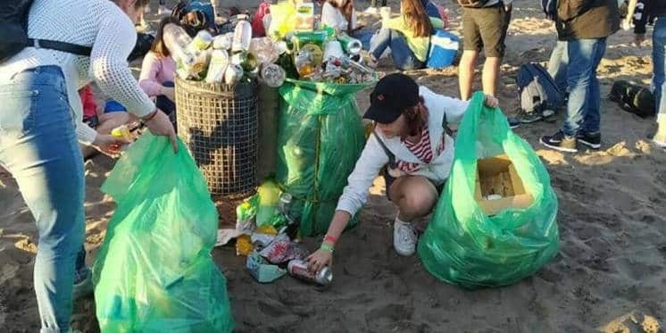 Monte Hermoso: festejaban la primavera y además limpiaban la playa