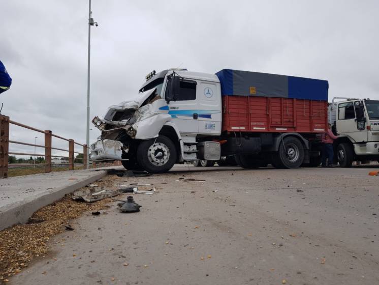 Accidente en acceso a puertos: un camión quedó atravesado en el camino