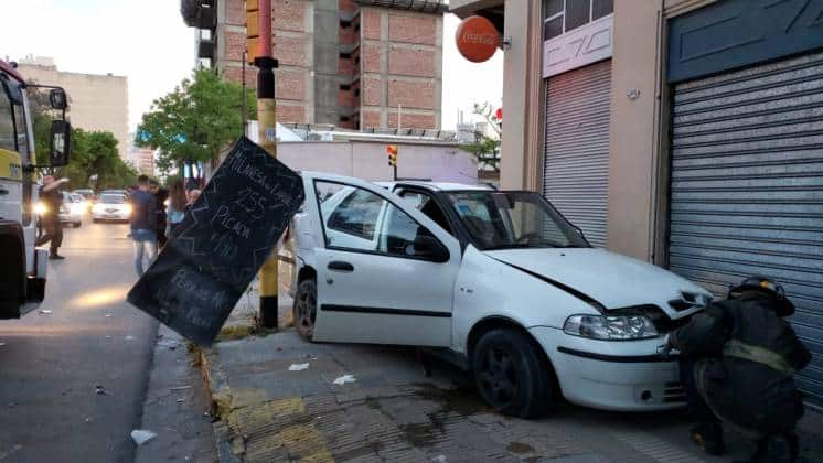 Fuerte choque entre un auto y una ambulancia