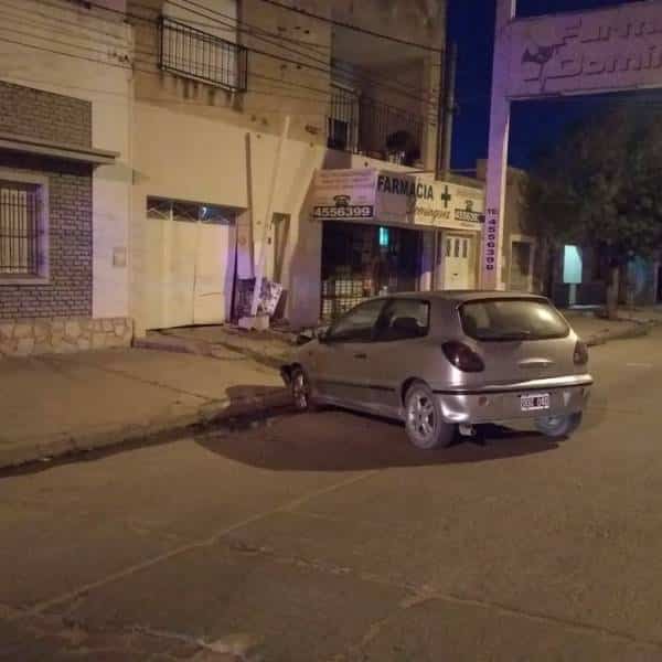 Perdió el control y chocó contra el nicho de gas de una casa