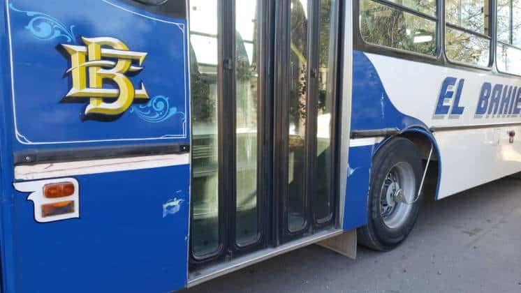 Un colectivo de “El Bahiense” chocó contra un auto estacionado