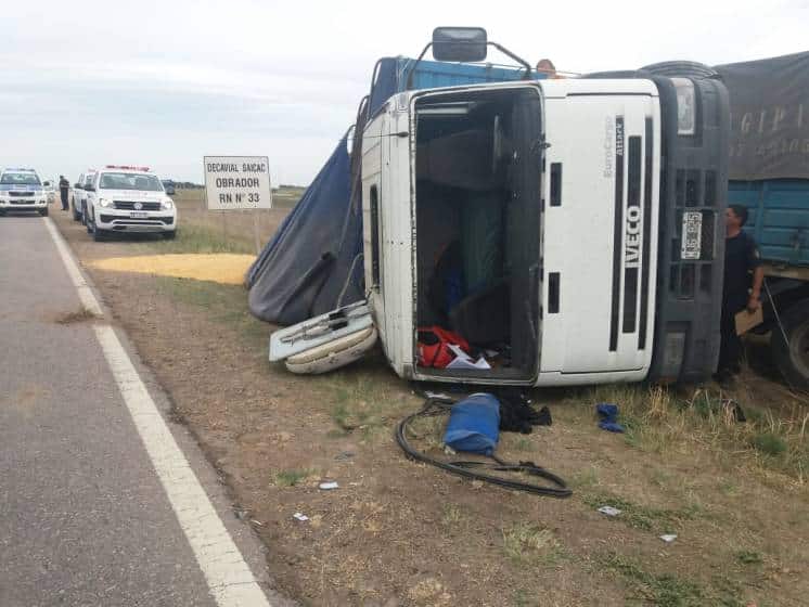 Un camionero resultó herido luego de volcar en la ruta 33